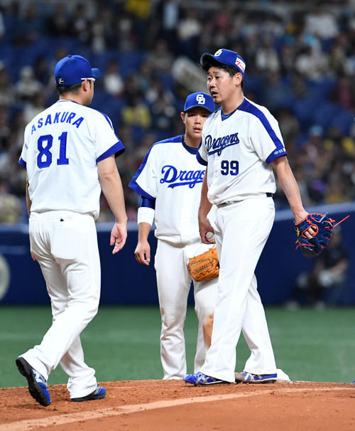 中日対阪神　７回表阪神１死一、二塁、朝倉コーチ（左）と話す松坂（撮影・前岡正明）