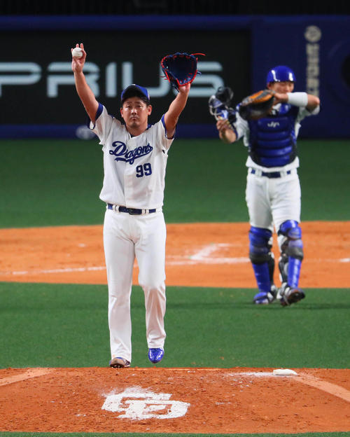 中日対阪神　７回表阪神１死一塁、松坂大輔は糸原健斗に四球を与える（撮影・宮崎幸一）