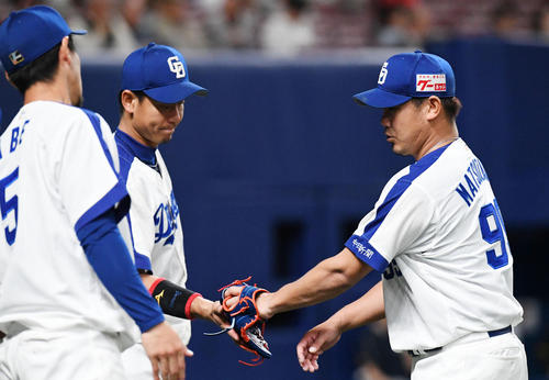 中日対阪神　１回、阪神打線を３人で抑えベンチに戻る松坂（撮影・前岡正明）