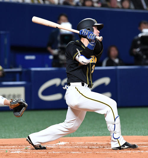 中日対阪神　２回表阪神無死一、三塁、糸原は先制の中犠飛を放つ（撮影・前岡正明）