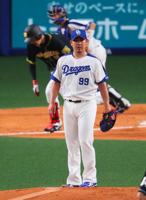 中日対阪神　２回表阪神１死一塁、松坂大輔は大山悠輔を遊ゴロ併殺打に打ち取る（撮影・宮崎幸一）