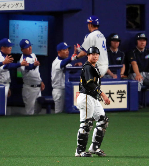 中日対阪神　２回裏中日１死二、三塁、梅野隆太郎は暴投を一塁側にはじき同点に追いつかれる。打者は福田永将（撮影・宮崎幸一）