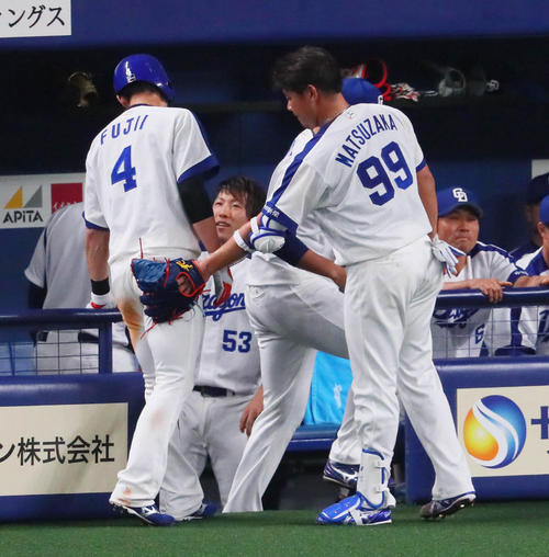 中日対阪神　２回裏中日１死二、三塁、藤井淳志（左）は暴投で同点とし松坂大輔に迎えられる（撮影・宮崎幸一）