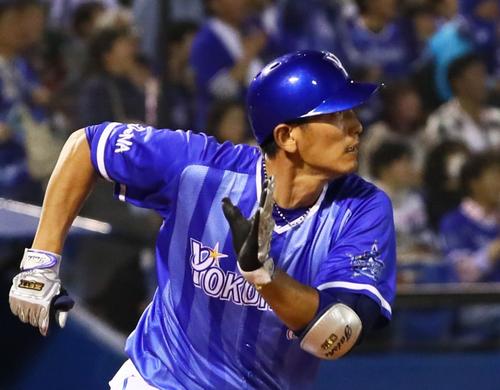 ヤクルト対ＤｅＮＡ　９回表ＤｅＮＡ１死二塁、中越え適時二塁打を放つ中川大（撮影・足立雅史）
