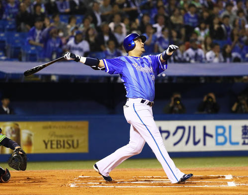 ヤクルト対ＤｅＮＡ　10回表ＤｅＮＡ１死、筒香は勝ち越しの右越え本塁打を放つ（撮影・足立雅史）