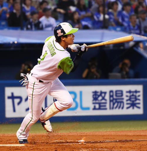 ヤクルト対ＤｅＮＡ　１回裏ヤクルト１死二塁、右越え適時三塁打を放つ山田哲（撮影・足立雅史）