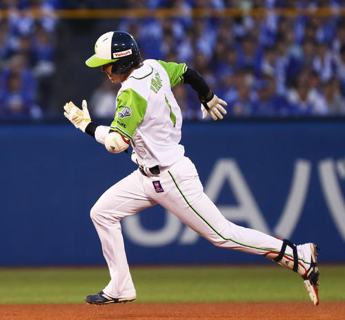 ヤクルト対ＤｅＮＡ　１回裏ヤクルト１死二塁、右越え適時三塁打を放つ山田哲（撮影・足立雅史）