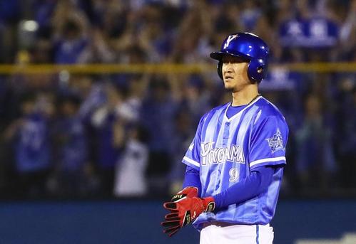 ヤクルト対ＤｅＮＡ　５回表ＤｅＮＡ２死二塁、中越え適時二塁打を放った大和（右）（撮影・足立雅史）