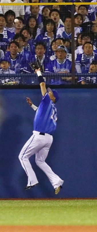 ヤクルト対ＤｅＮＡ　６回裏ヤクルト２死一塁、中村の打球を好捕する左翼手筒香（撮影・足立雅史）