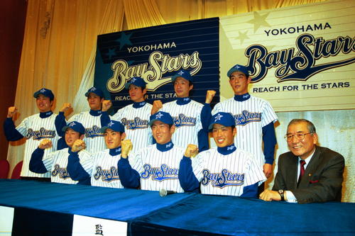 横浜新入団選手発表会見　前列左から２番目でガッツポーズを見せる内川聖一（２０００年１２月）