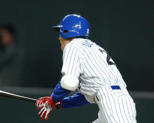 横浜対中日　９回、横浜内川聖一はプロ初安打となる右前安打を放つ（２００２年４月２４日、札幌ドーム）