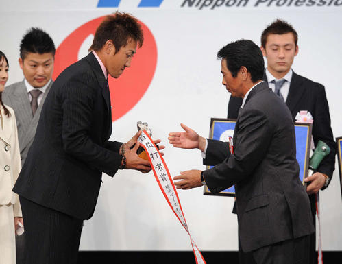 ０８年プロ野球コンベンション　セ・リーグ首位打者賞を受賞した内川聖一（２００８年１１月２１日）