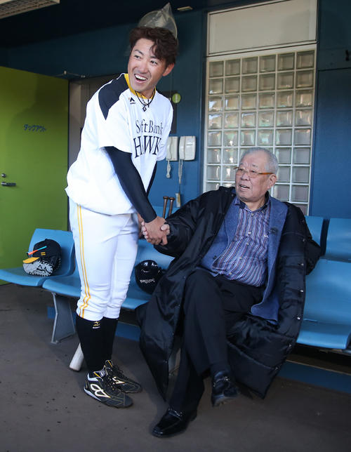 春季キャンプで野村克也氏（右）と握手する内川聖一（２０１８年２月１１日、宮崎市生目の杜運動公園）