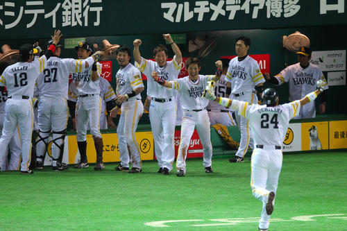 日本シリーズ第７戦ソフトバンク中日　内川は中前適時打を放ち、チームメートと喜び合う（２０１１年１１月２０日、ヤフードーム）