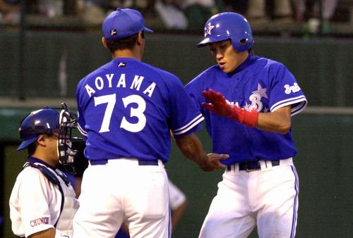 中日対横浜　５回１死内川聖一は左越えプロ初本塁打を放ち生還（２００２年７月７日、石川県立野球場）