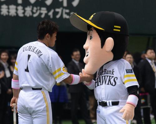 うっちーくんにアゴタッチをする内川聖一（２０１２年３月３１日、ヤフオクドーム）