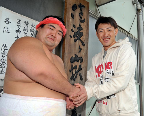 琴奨菊（左）と笑顔で握手を交わす内川（２０１３年１０月３１日、福岡県糟屋郡久山町久原、佐渡ケ嶽部屋）