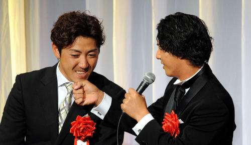 日本プロスポーツ大賞授賞式　石川遼にあごタッチされる内川（２０１１年１２月２０日）