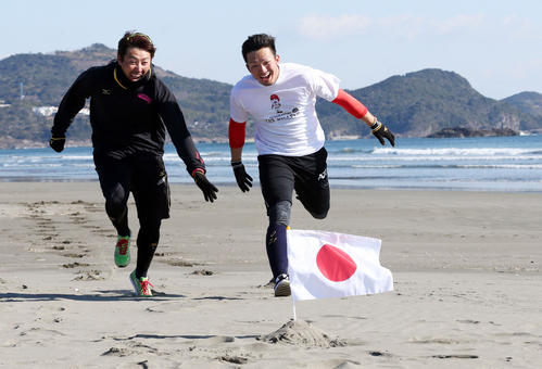 日向市・お倉ヶ浜の海岸をダッシュする内川聖一と鈴木誠也（右）（２０１７年１月２３日、宮崎県日向市お倉ヶ浜）