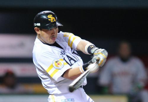 ソフトバンク巨人　６回１死、内川は右前にプロ通算１０００本安打を放つ（２０１１年６月９日、ヤフードーム）