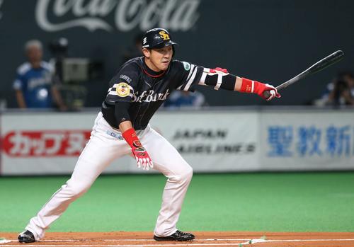 １回表ソフトバンク２死、遊安でプロ通算１５００安打を放つ内川聖一（２０１４年７月１１日、札幌ドーム）