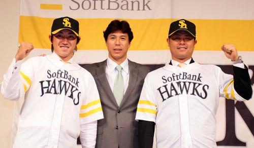 ソフトバンクへ入団会見（左から）内川聖一、秋山幸二監督、細川亨（２０１０年１２月６日、福岡市内ホテル）