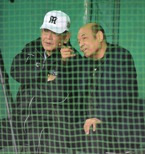 ブルペンで話す江夏臨時コーチ（左）と衣笠氏（２０１５年２月３日撮影）