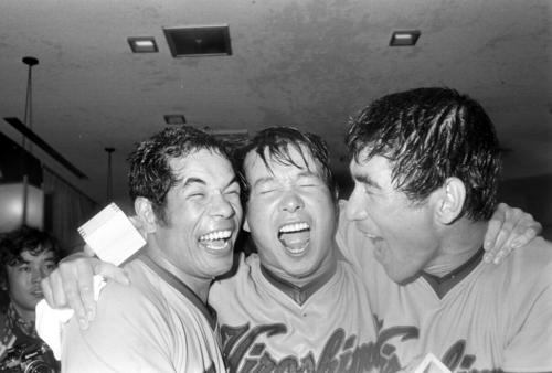 広島セ・リーグ優勝祝勝会　祝勝会で喜びを爆発させる、左から衣笠祥雄、古葉竹識監督、山本浩二（１９７５年１０月１５日撮影）