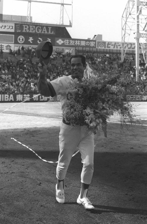 広島対ヤクルト　引退セレモニーで花束を手に笑顔の広島・衣笠祥雄氏（１９８８年３月２７日撮影）