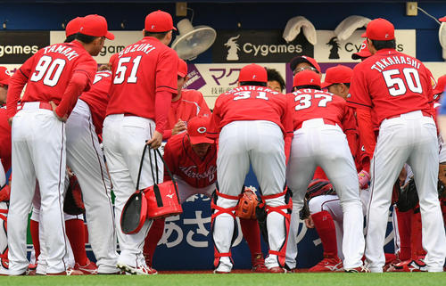 ＤｅＮＡ対広島　試合前の練習で円陣を組む広島ナイン（撮影・滝沢徹郎）