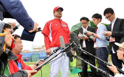 ＤｅＮＡ対広島　亡くなった衣笠さんについて語る広島緒方孝市監督（撮影・滝沢徹郎）