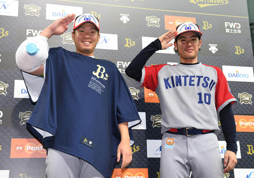 オリックス対ソフトバンク ファンの声援にこたえる西勇輝(左)と大城滉二(撮影・渦原淳)