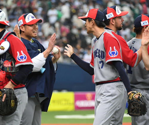 オリックス対ソフトバンク 2勝目を挙げた西勇輝(左)は増井浩俊からウイニングボールを受け取る(撮影・渦原淳)