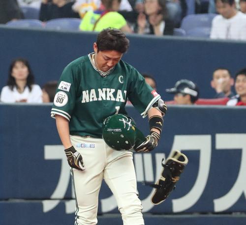 オリックス対ソフトバンク 6回表ソフトバンク1死一、二塁、内川は二ゴロ併殺に倒れがっくり(撮影・黒河謙一)