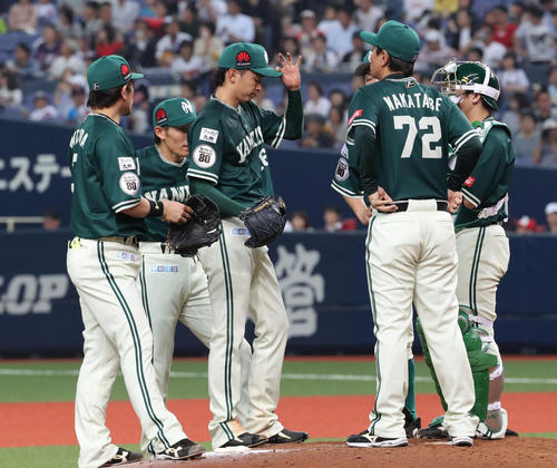 オリックス対ソフトバンク 6回裏オリックス無死、宗に三塁打を打たれた東浜(中央)のもとへ集まるナインと若田部コーチ(撮影・黒河謙一)