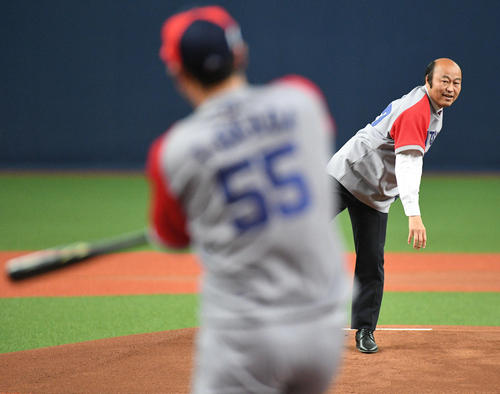 オリックス対ソフトバンク 始球式を努めた佐野慈紀氏(撮影・渦原淳)