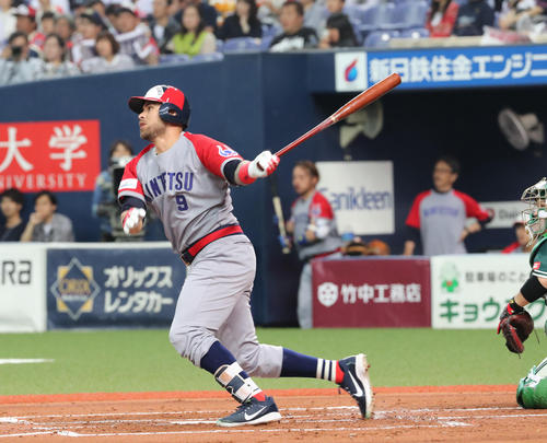オリックス対ソフトバンク 1回裏オリックス1死三塁、ロメロは先制の左越え適時二塁打を放つ(撮影・黒河謙一)