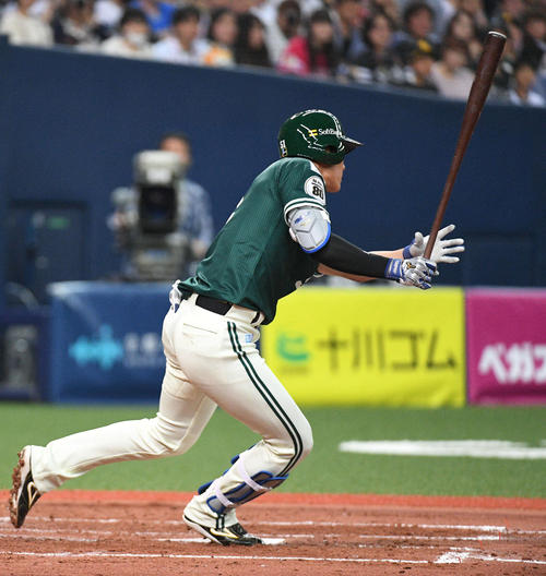 オリックス対ソフトバンク 2回表ソフトバンク2死一塁、上林誠知は同点適時三塁打を放つ(撮影・渦原淳)