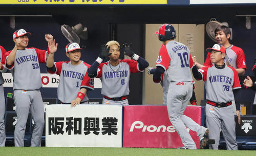 オリックス対ソフトバンク 5回裏オリックス1死、大城は左越え本塁打を放ち福良監督(右端)らに迎えられる(撮影・黒河謙一)