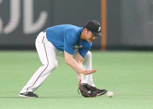 日本ハム対楽天　ノックを受ける清宮（撮影・黒川智章）