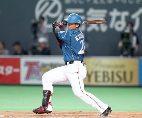 日本ハム対楽天　２回裏日本ハム２死、中越え二塁打を放つ清宮（撮影・黒川智章）