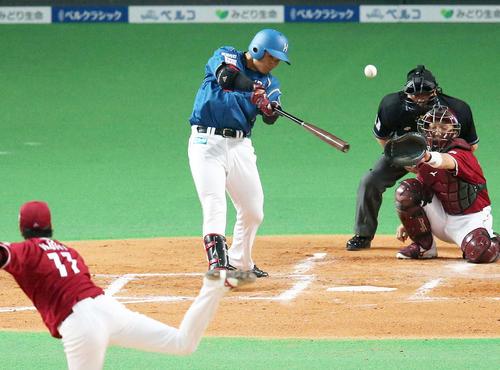 日本ハム清宮はプロ初安打となる中越え二塁打を放つ。投手は楽天岸（撮影・佐藤翔太）