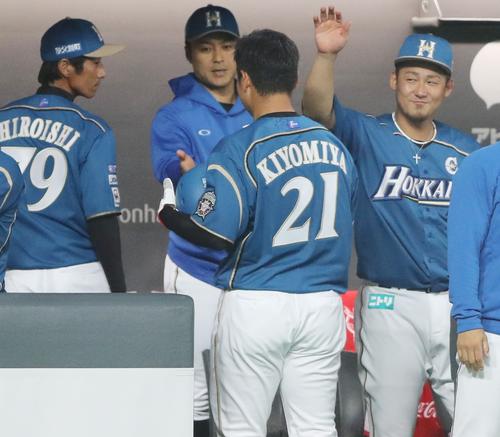 日本ハム対楽天　２回裏に初打席初安打となる中越え二塁打を放った清宮はベンチに戻り中田（右）らに祝福される（撮影・野上伸悟）