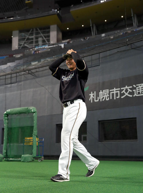 笑顔でグラウンドに入る日本ハム清宮（撮影・佐藤翔太）