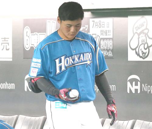 日本ハム対楽天　試合後、初安打の記念球？　を手に引き揚げる清宮（撮影・黒川智章）