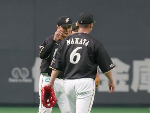日本ハム対楽天　試合前、日本ハム中田（手前）に挨拶する清宮（奥）（撮影・佐藤翔太）