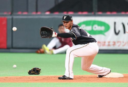 日本ハム対楽天　一塁で守備練習する清宮（撮影・黒川智章）