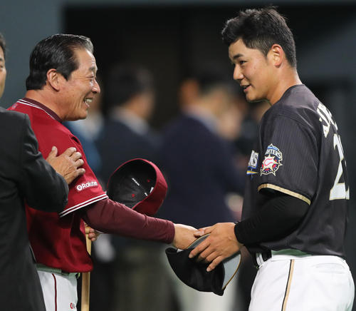 日本ハム対楽天　昨年のドラフトで重複１位指名を受けた楽天梨田監督（左）にあいさつする日本ハム清宮（撮影・野上伸悟）