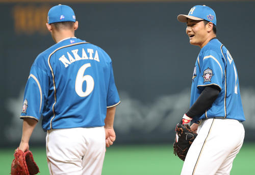 日本ハム対楽天　試合前のシートノックで中田（左）と談笑する日本ハム清宮（撮影・野上伸悟）