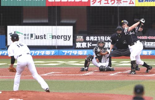 ロッテ対ソフトバンク 1回表ソフトバンク2死、空振り三振に倒れる内川。投手涌井(撮影・狩俣裕三)